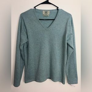 McCulleys Highlands NC 100% cashmere v neck sweater